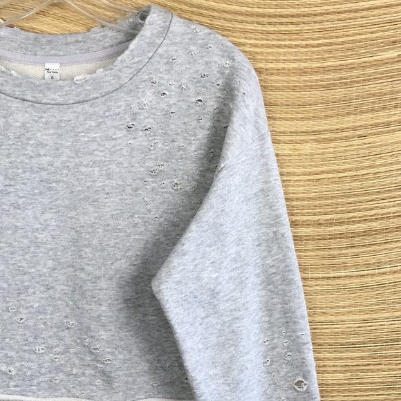Alo Yoga Distressed Cropped Crew Neck Sweatshirt In Heather Gray Size S - Picture 5 of 9